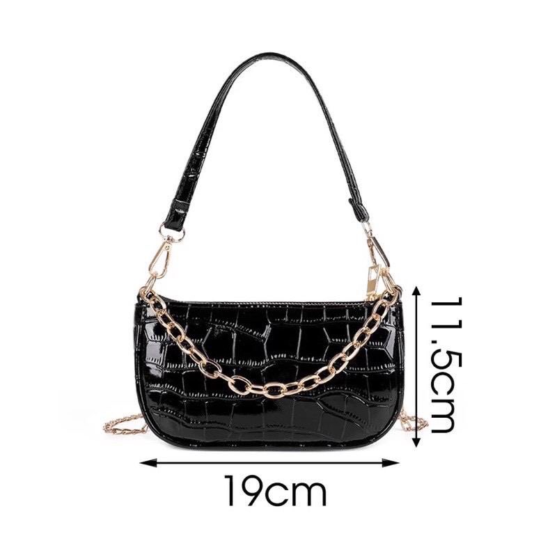 Megan Chain Bag RM35___ READY STOCK  POSTAGE : SM RM8 / SS RM11___Product Info:Main material: PU LeatherSize: Approx. 11.5* 19cm
