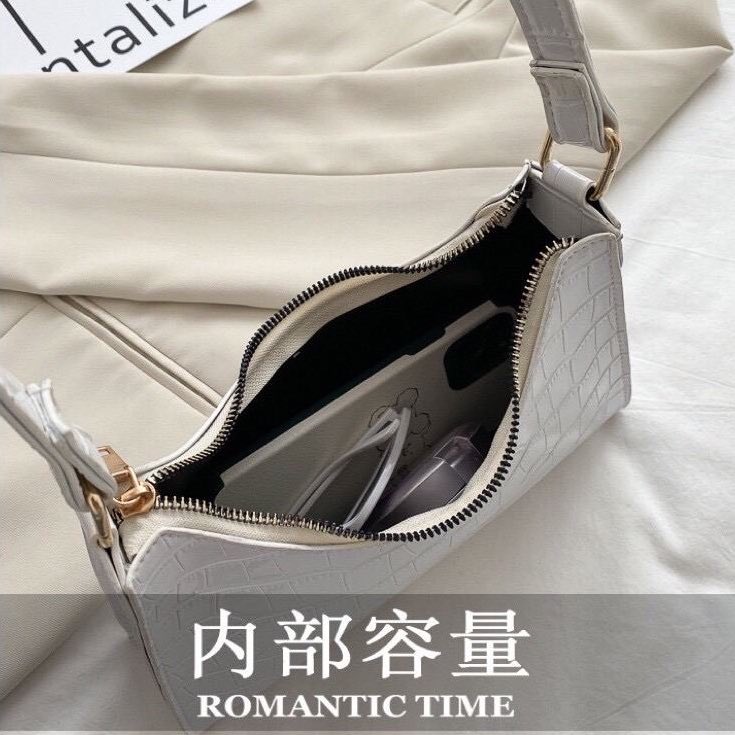 Claire Bag RM29—- READY STOCK  POSTAGE : SM RM8 / SS RM11—-Product Info:Material : Pu leather Available in white, black, green, yellow, pink.Size : 23cm x 17cm x 6cm.