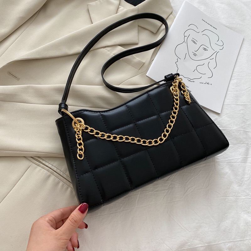 Kylie Chain Bag RM29—- READY STOCK  POSTAGE : SM RM8 / SS RM11—-Product InfoMaterial : PU LeatherCompartment : 1x main compartment with ZipDimension : 28 x 16 x 6 cm