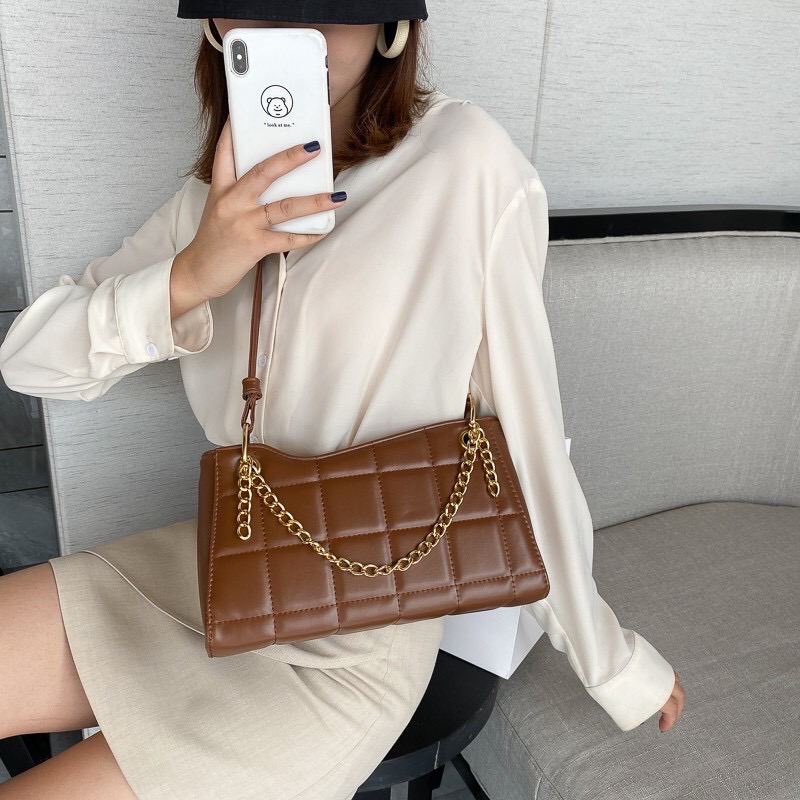 Kylie Chain Bag RM29—- READY STOCK  POSTAGE : SM RM8 / SS RM11—-Product InfoMaterial : PU LeatherCompartment : 1x main compartment with ZipDimension : 28 x 16 x 6 cm