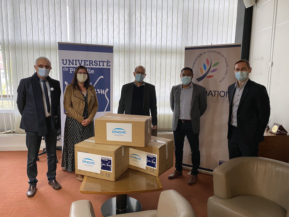 UPJV_Univ's tweet photo. Un don de 5 000 masques offerts par la société @ENGIEsolutions pour les étudiants (via le SSU) a été livré ce jour à la Présidence de l’#UPJV !
Un grand merci pour ce don ! 👏 https://t.co/5p1FYq3JRq
