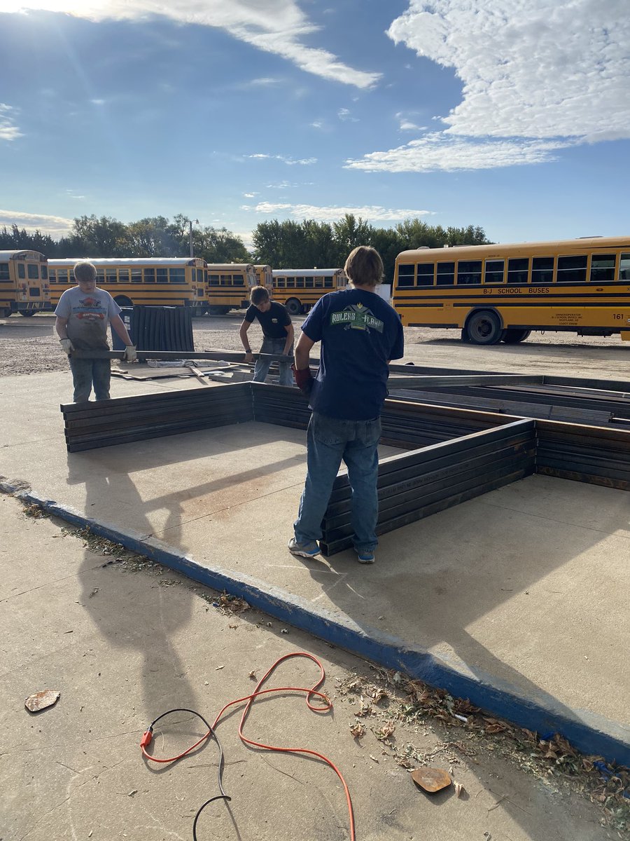 MrSangerCHSTech's tweet photo. Livestock shelter frames fresh out of the jig. @CroftonWarriors https://t.co/RpZUHN3gIc