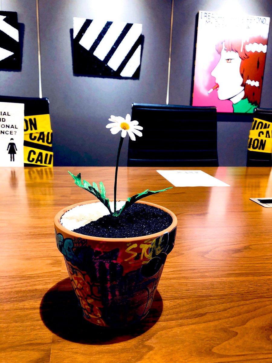 show_vinylmusiq's tweet photo. ART in OFFICE SESSENへ行ってきた。
FM802 & FM COCOLOのオフィスに
実際に入れて嬉しかったし、
現代アーティストさんの様々な作品を
実際に鑑賞出来て凄く楽しかった。
YUGO.君の作品目当てやったけど、
どの作品も素敵やった。
お土産頂けたのはビックリしたし
嬉しかった。
#FM802
#SESSEN https://t.co/yRkw2pvRGf