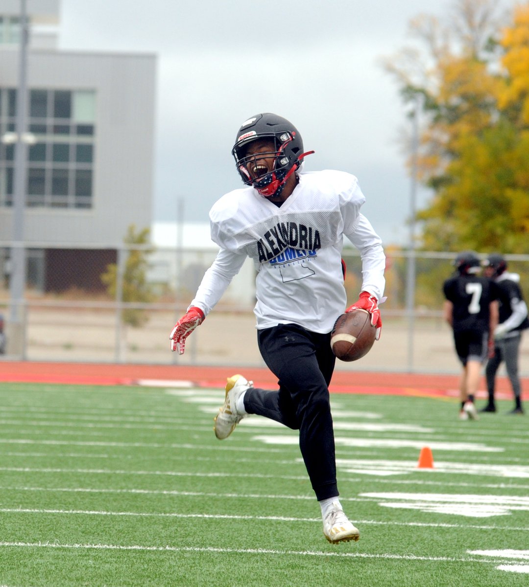 EricOutdoorNews's tweet photo. At 5'10," Alexandria's Kristen Hoskins isn't the tallest receiver, but he's usually the fastest. He wondered if height might keep him from earning big-time college offers. Those doubts are gone with recruitment picking up and an Iowa State offer in hand. https://t.co/z7aExQ4TnE https://t.co/rI4yHbs49s