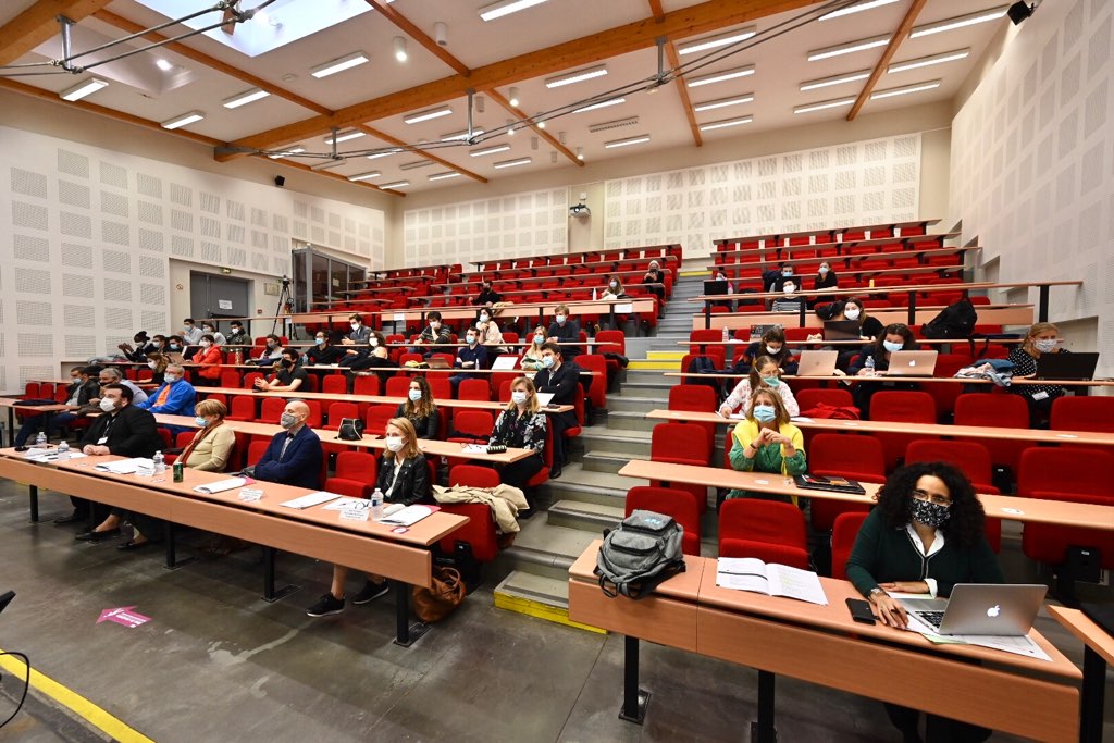 univ_lille's tweet photo. Cet après midi c' est l' aboutissement de 3 jours de réflexion pour nos #doctorants du @CDoctoralULNF sur une problématique #entreprise. C est parti pour les restitutions! #ChallengeDoc https://t.co/gcR6f1raLo