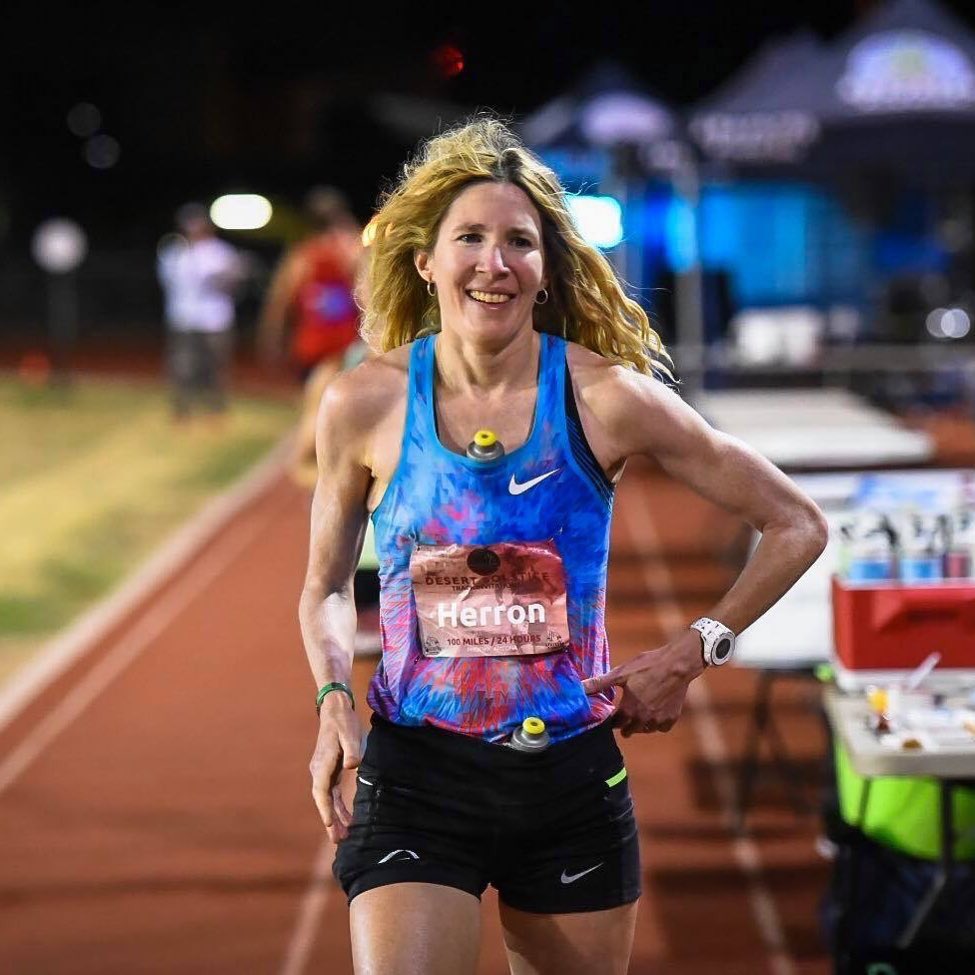 moxigeno's tweet photo. BOOM! La campeona del mundo @runcamille asalta desde las 15H de hoy los 473km del mítico record mundial absoluto 48h Ultrafondo q logró Yiannis Kouros en 1996. Aquí os dejo trazado, estrategia, entrenamiento, material y ultima hora en vivo. 
GO CAMILLE!  https://t.co/aqeSRk4U0v https://t.co/livj1BS4sm