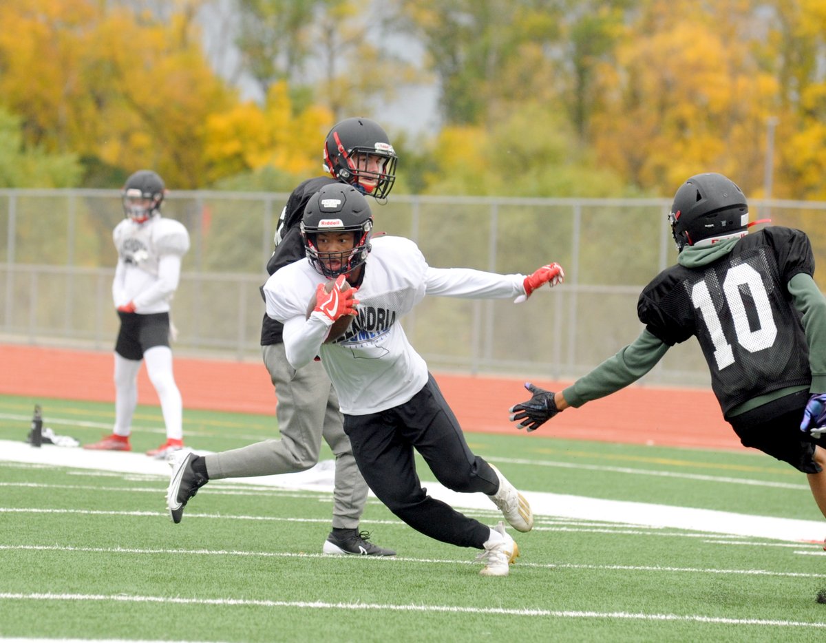 EricOutdoorNews's tweet photo. At 5'10," Alexandria's Kristen Hoskins isn't the tallest receiver, but he's usually the fastest. He wondered if height might keep him from earning big-time college offers. Those doubts are gone with recruitment picking up and an Iowa State offer in hand. https://t.co/z7aExQ4TnE https://t.co/rI4yHbs49s