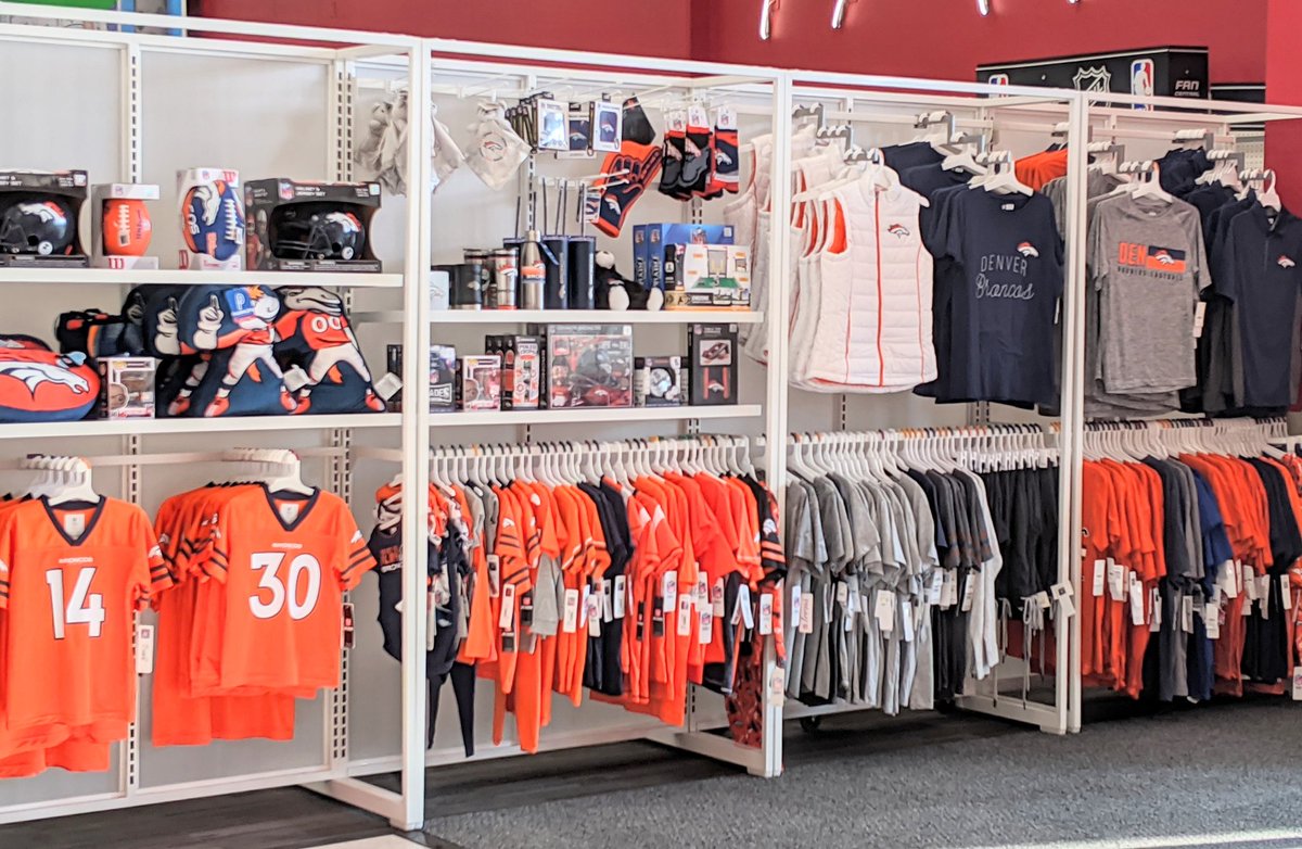 evan_cromwell's tweet photo. VM Andrea @StyleWarden1 took charge of Fan Central this week and some amazing things happened! 🤩

@KelseaFa @britestey @4everettMark 

#T2021 #Visualmerchandising #Sports #SportsApparel #Merchandising https://t.co/hSh0YRMwxw