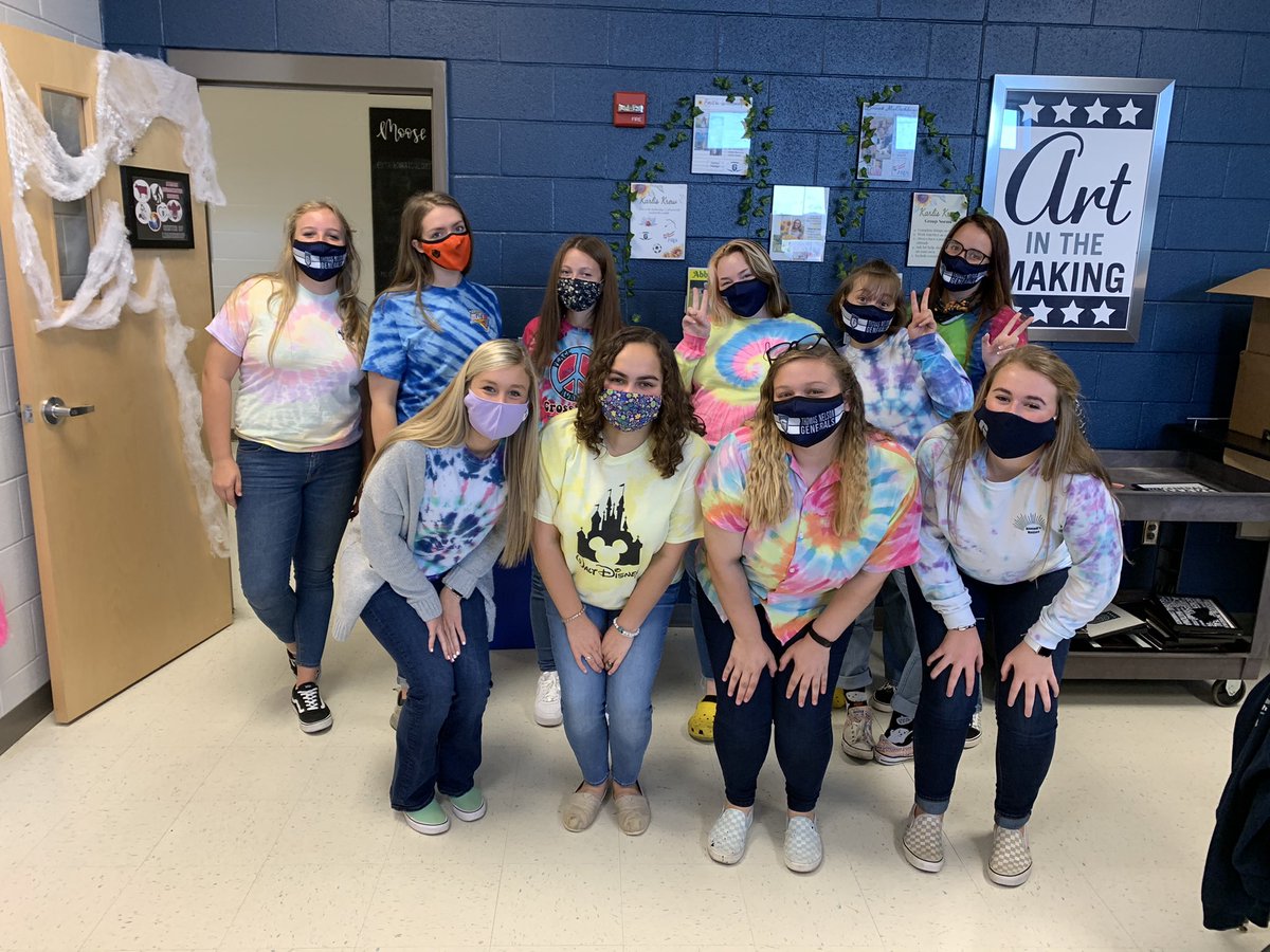 tnhssoc's tweet photo. RUSH day 2: OREGON!! Another picture of our awesome SOC representative wearing their hippiest tie dye! ✌🏼💛💚💜 https://t.co/Q5m5eSqdb7
