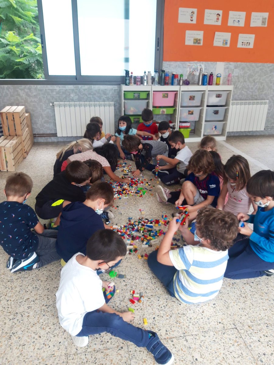 NouPatufet's tweet photo. A 1r primària fa dies que fem activitats per trobar coses en comú. Hem descobert que a tots ens agrada molt el Lego.
#femgrup #NouPatufet #EscolesCoop https://t.co/8AiUI2tinN