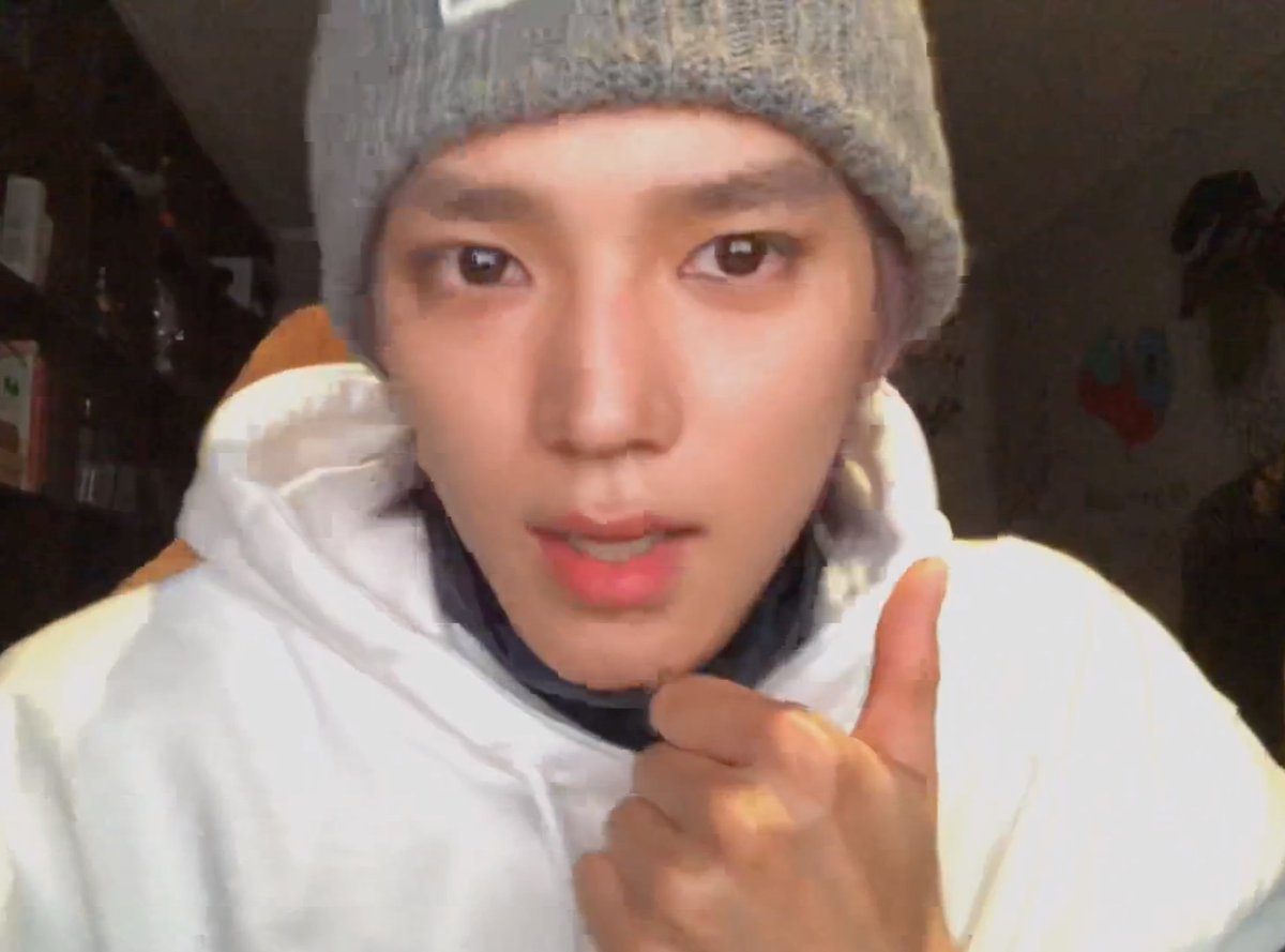 taeyong giving us the thumbs up