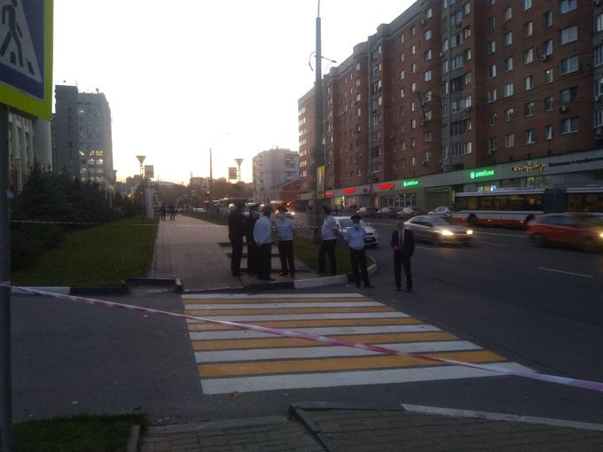 Нижегородцы несут цветы к месту гибели Ирины Славиной