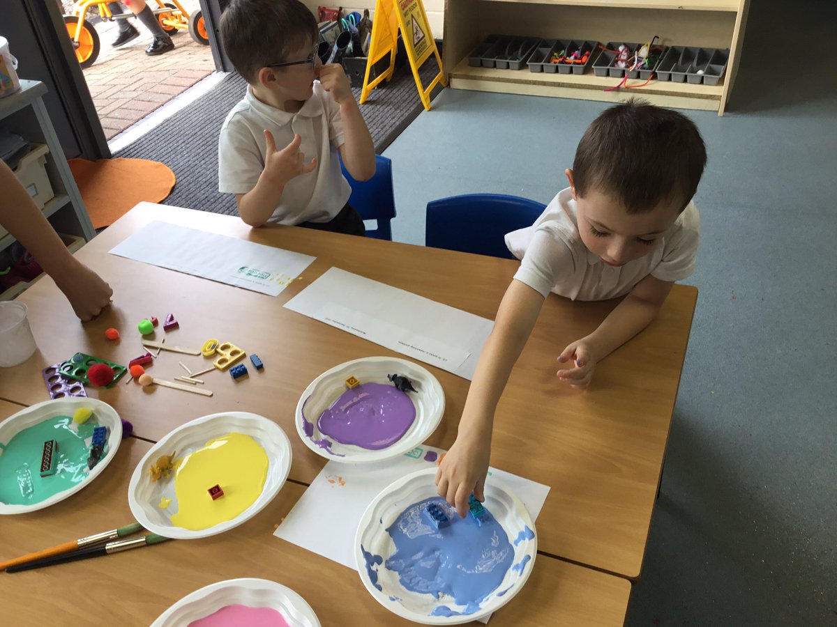 MissFlynnMLP's tweet image. We did a wonderful job printing repeated patterns in art this afternoon. #repeatedpatterns #art @MissLyonsMLP @MabLanePri 🎨