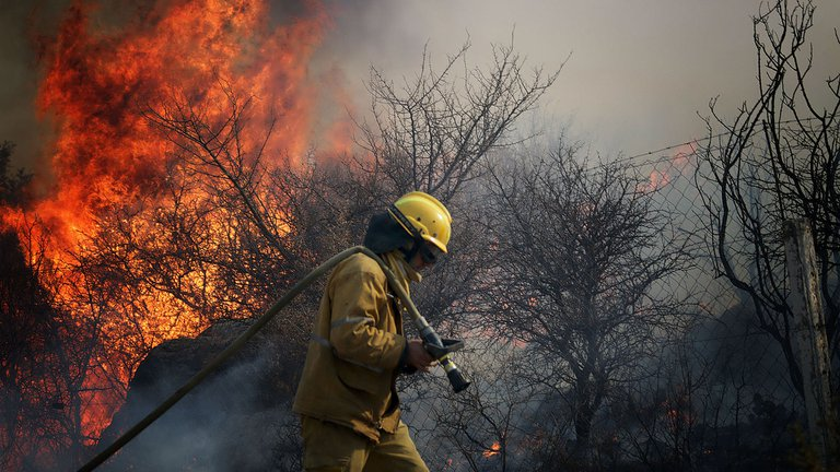 Juanimanci's tweet photo. Siempre es bueno recordar que 95% de los incendios forestales son producidos por intervenciones humanas y raramente alguien termina preso por estos ecocidios.

Mil gracias boomers por el planeta que nos dejan. https://t.co/xyksCcnEXI