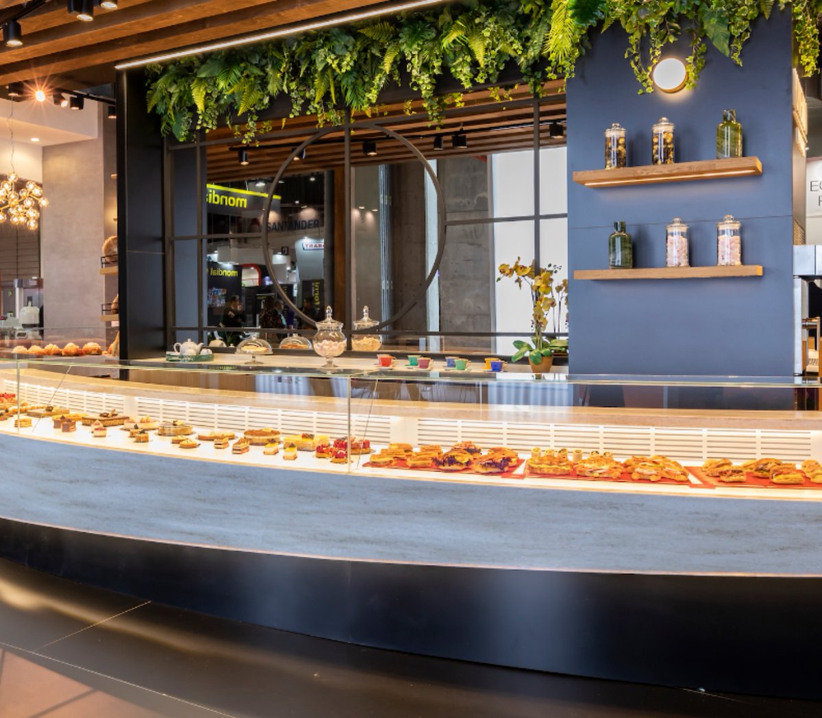 En Remai somos especialistas en #Krion, un material creado por Porcelanosa que nos da muchísima libertad en nuestras creaciones.
Algunas de nuestras vitrinas son revestidas en este material, vamos un paso más allá fabricando así también la exposición del producto. @KRION_DESIGN