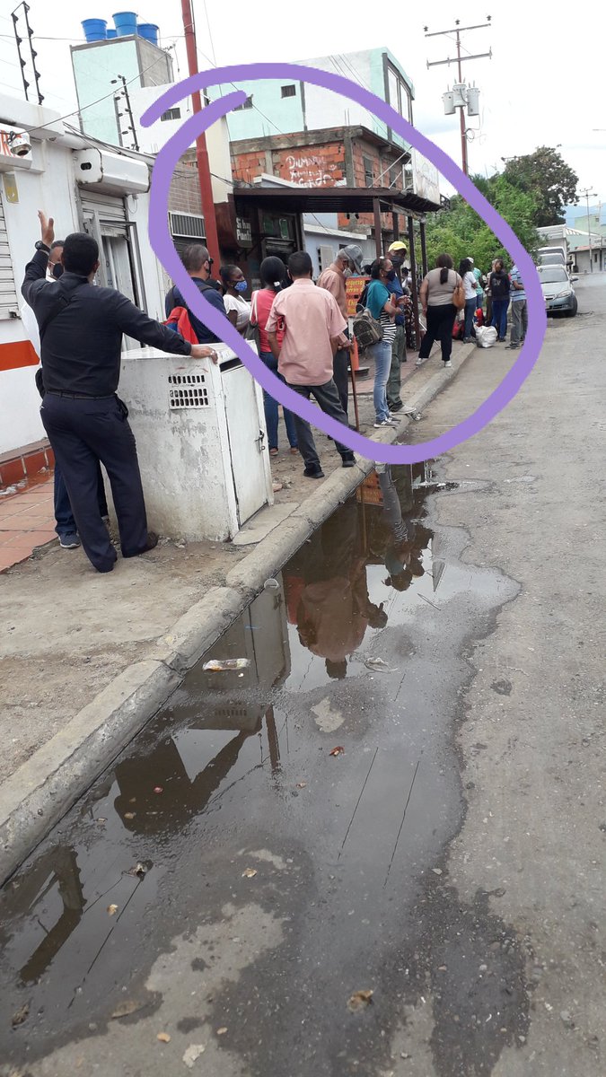 rey2do's tweet photo. #GuapoYApoyado diputado chavista al #Clef monta un kiosko de empanadas y se adueña de la acera y parada de #Transfalcon al frente de la emergencia del hospital general de #Coro @Gerardo_Moron @LaMananaDigital @elpiojolopez @NOTIFALCON @annylacle @NoticiasFalcon @BrollerosTV https://t.co/2qWEc4XIwx