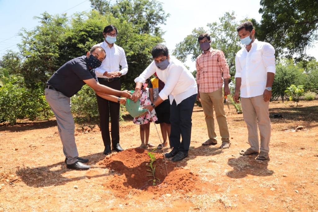 trsandeep's tweet photo. Today our @vaergal_NGO started its new project #Arambam #Vaergalgreen. First sapling planted by @Vijaykarthikeyn sir along with @TRSivaram1 anna & @KumarDuraiswamy anna.
One the day one planted 120 saplings in various parts by individuals Lets make 33% green cover #GandhiJayanti https://t.co/X3NtlBsiCr