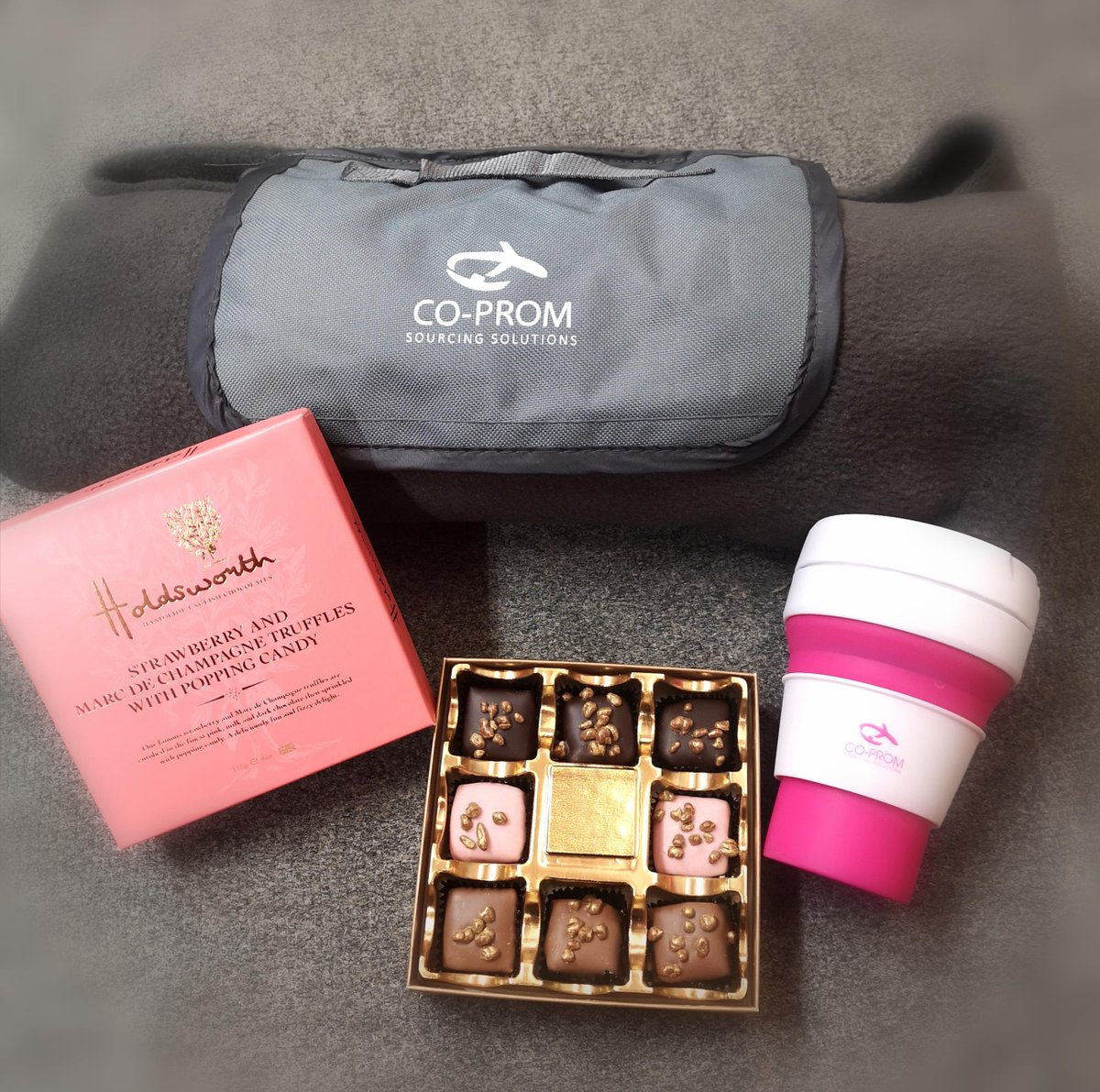 Feeling Autumnal today? We are aiming to bring some warmth to all clever client's who place an order this month.
A useful blanket, re-useable cup &amp; delicious <a href="/_HoldsworthChoc/">HoldsworthChocolates</a> ow.ly/xaGq50BHPQ8
#blankets #mugs #travelmugs #promotionalitems #brandedproducts