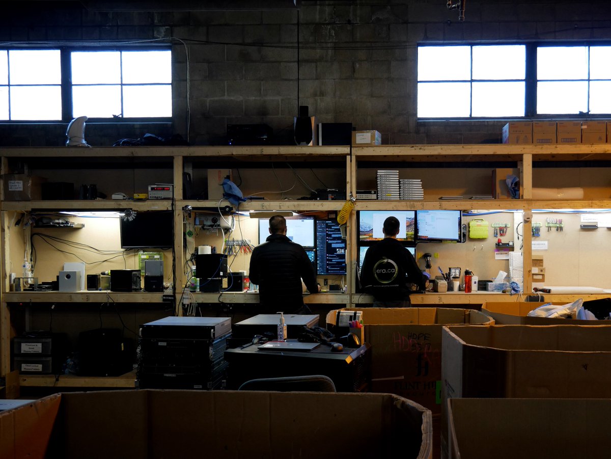 DonateRecycleIT's tweet image. Happy Friday! Our warehouse teams across Canada are hard at work data wiping and refurbishing this week&apos;s pickups! ♻️💻 

#DonateIT #recycleelectronics #reusebeforerecycle