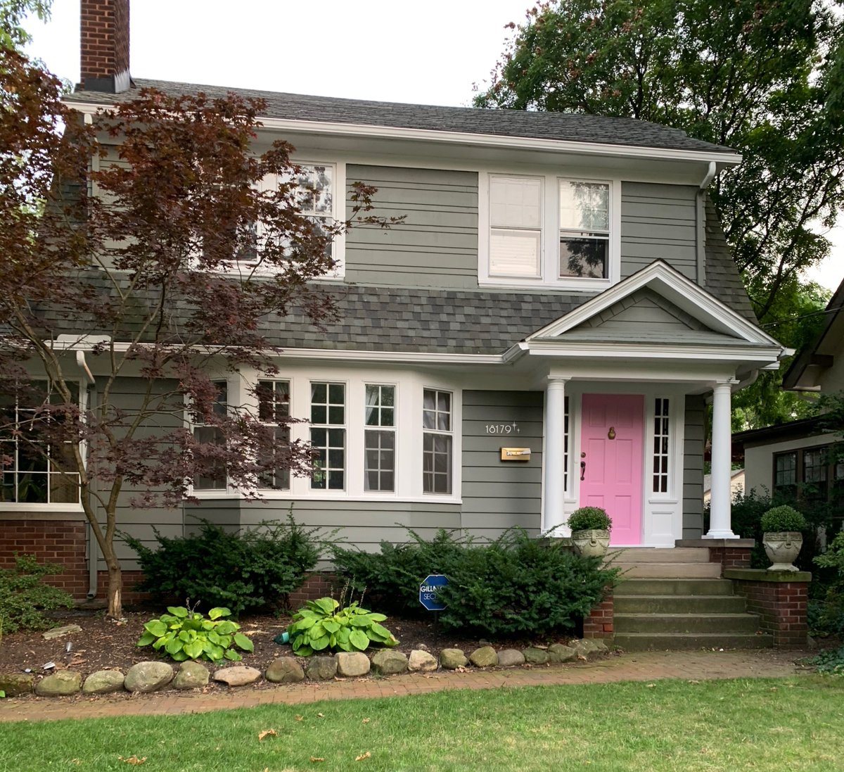 PinpointPaint's tweet photo. We love helping clients make their dreams a reality. This client wanted to make sure everyone knew her door is pink when they walked by.  Body: Link Gray sw6200, Trim: Extra White sw7006, Door: BM Rhododendron 2079-50 https://t.co/wh0FuUhtPT