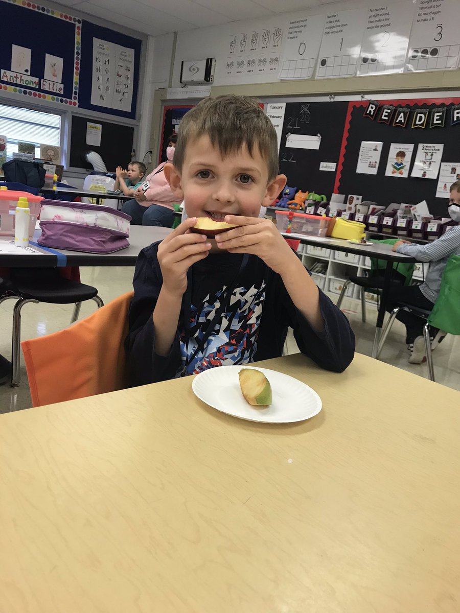 loadsoffunin121's tweet photo. Apple Day has been my most favorite day thus far! #whitegroup https://t.co/vs0UqvGVgX