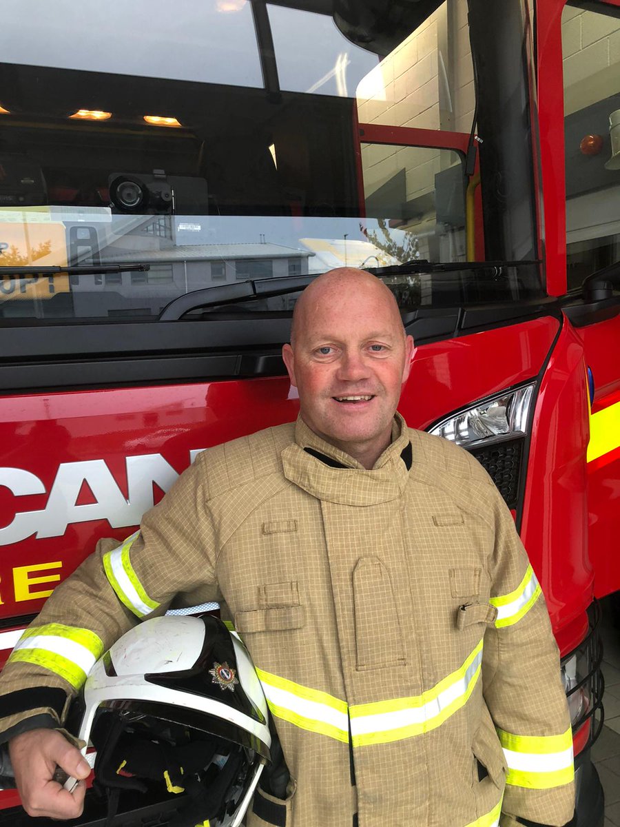 MerseyFire's tweet photo. Meet WM Simon Swann. He rescued 3 people from a house fire this week &amp; described it as the ‘perfect end’ to his 30yr career. It also marked a career 1st for Fire Control's Katie Wagner, who offered vital survival guidance &amp; reassurance to the family👏

➡️https://t.co/DVha0e3k4Z https://t.co/kJFN1SsMpV