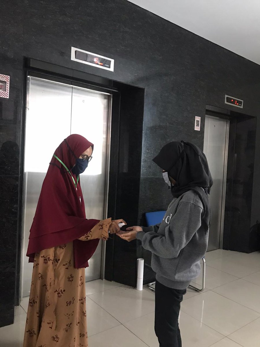 annis_intan's tweet photo. Halloo gaes..
Hari ini ga pantun dulu yak hehe..
Tapi tenang di e6 masih ada kita kita kok yang siap mengingatkan kalian untuk menjaga hati. Ehh menjaga kesehatan maksudnya😁😁
@kknumy @kknumy002 @UMYogya 
#UMYogya #UMYMengabdi
#UMYBergerak #KKNUMY
#KKNRelawanCovidUMY https://t.co/xxXBM2qwVU