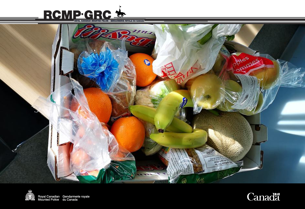 RCMPSK's tweet photo. #CommunityKudos: the Friendship Centre in #IlealaCrosse has been delivering “good food” boxes to folks in the community since the beginning of the pandemic. We’re so proud to be a part of communities across #SK that lift each other up through gestures like these. #ThankYou https://t.co/QjUStQXyLz
