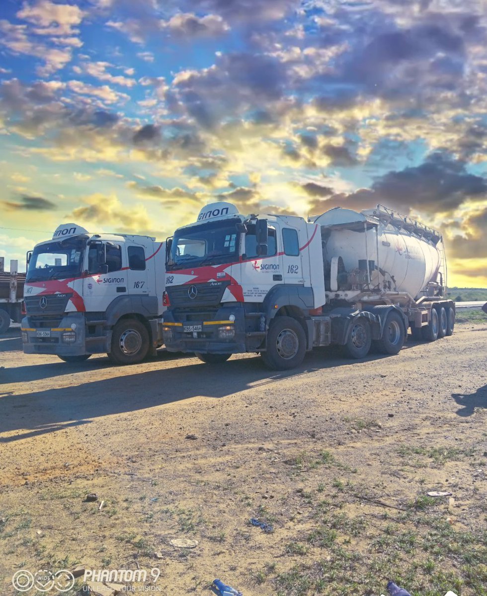 princegershom_'s tweet image. I bet your evening isn't as lovely as my company trucks in a beautiful sunset from Samburu #siginon #poweringtrade @MercedesTruckUK #axor #kilificounty #travellingdiaries
