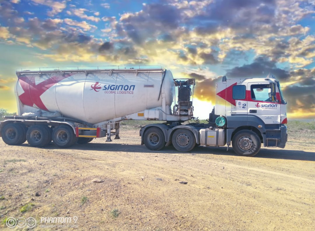 princegershom_'s tweet image. I bet your evening isn't as lovely as my company trucks in a beautiful sunset from Samburu #siginon #poweringtrade @MercedesTruckUK #axor #kilificounty #travellingdiaries