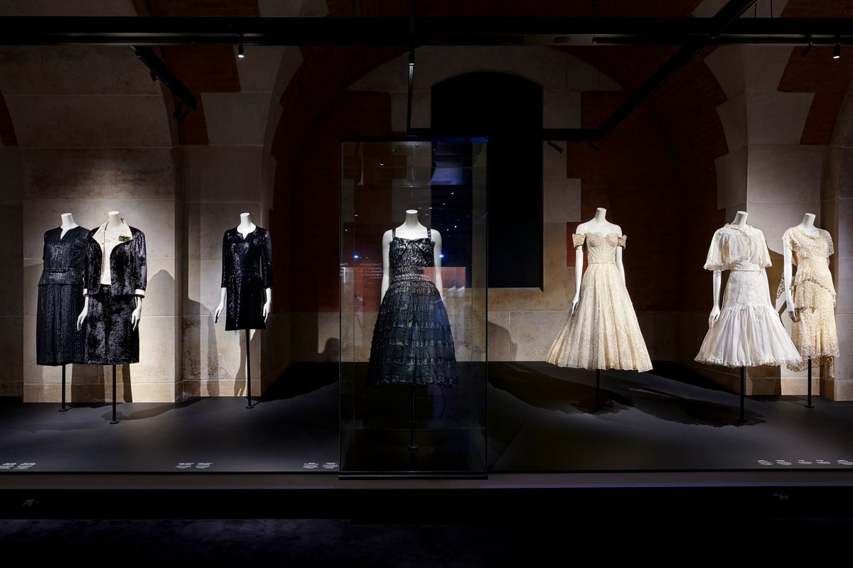 CHANEL's tweet photo. A look into the ‘Gabrielle Chanel. Fashion Manifesto’ exhibition recounting the beginnings of the couturière with emblematic creations which defied the prevailing fashions of her time.  
Until March 14th at the Palais Galliera in Paris. #ExpoCHANEL https://t.co/cV7gN5Z656