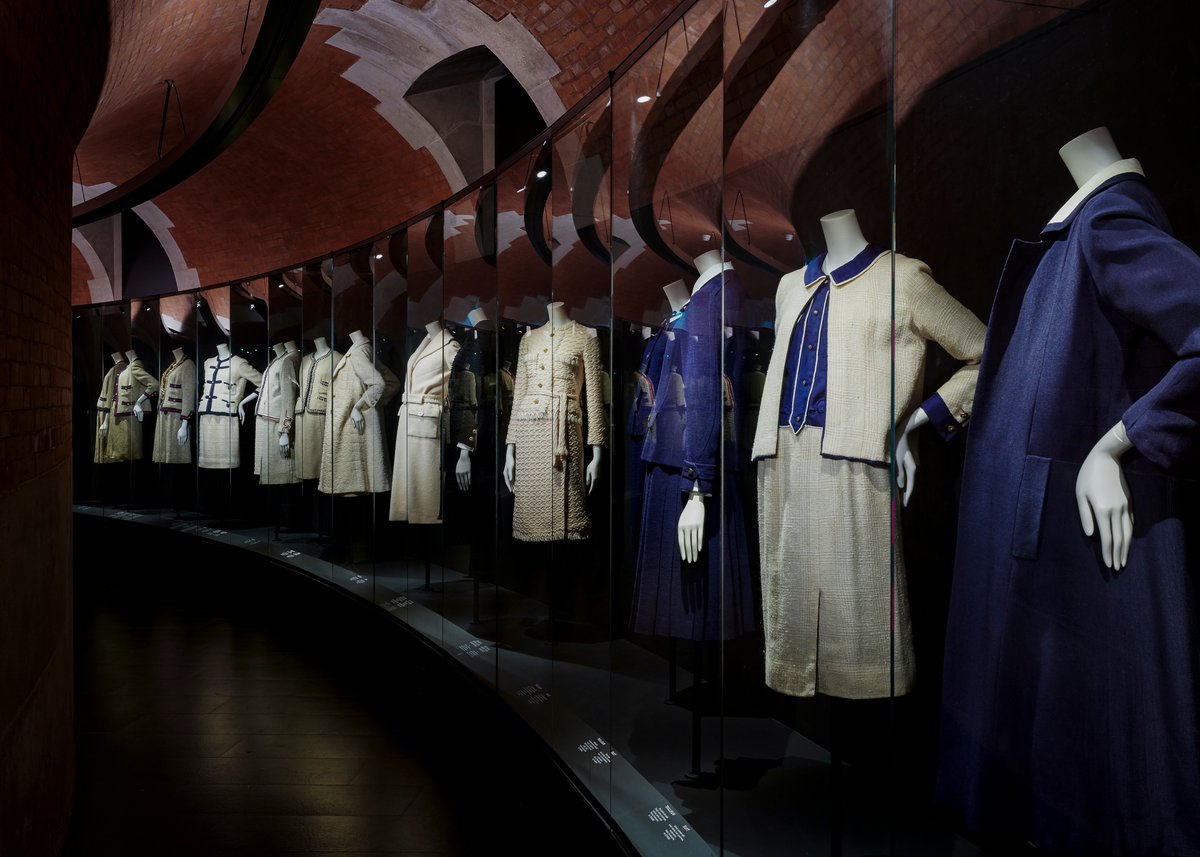 CHANEL's tweet photo. A look into the ‘Gabrielle Chanel. Fashion Manifesto’ exhibition recounting the beginnings of the couturière with emblematic creations which defied the prevailing fashions of her time.  
Until March 14th at the Palais Galliera in Paris. #ExpoCHANEL https://t.co/cV7gN5Z656