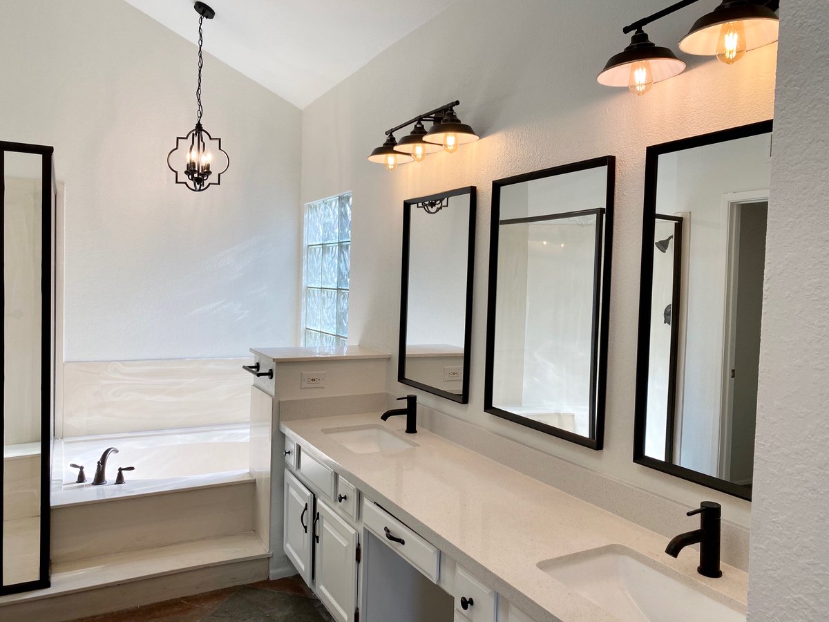 This inexpensive update to the master bathroom - new light fixtures, mirrors and faucets, helped Thai home sell BEFORE listing for full asking price! 💵💵💵
.
.
.
#topcomp #azrealestate #topdollar #sellformore #phoenixrealestate #scottsdalerealestate #renovations #updatetosell