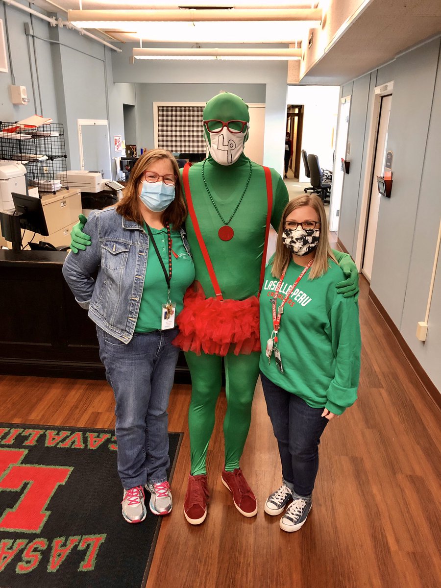 LP_MrsE's tweet image. Hanging out with LP’s red and green man! #LPVirtualSpiritWeek @jeanganze @LPHSrenaissance @CavMath143 @LPHS_Activities