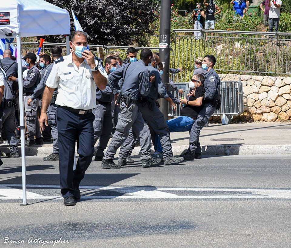 הבה נחדד:
מחד תא"ל במיל אסף אגמון נעצר כי תלה שלט נגד ביבי (29.9);
מאידך ביבי מגיע אל האדמו"ר מויז'ניץ "לבקש סליחה אם נפגע מכניסת המשטרה" (29.9).
אותו יום, אותה משטרה.
ישראל 2020.