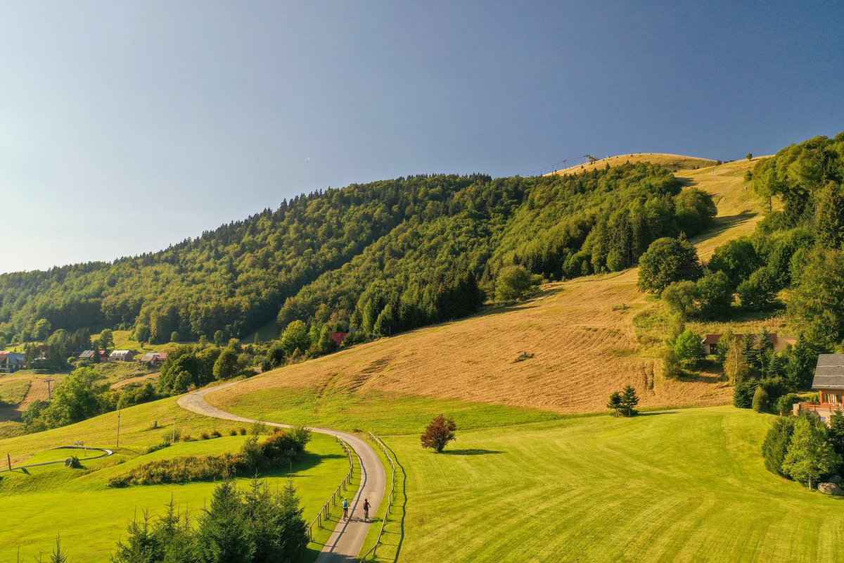 _Donovaly's tweet photo. Máme pred sebou prvý októbrový víkend. 🍂🍁
Lanovka na Novú hoľu🚡 a požičovňa elektrokolobežiek a elektrobicyklov sú aj v októbri k dispozícii cez víkendy do 16:00. 🚵‍♀️🛴🚲
.
#donovaly #parksnow https://t.co/vCwQRywZpc