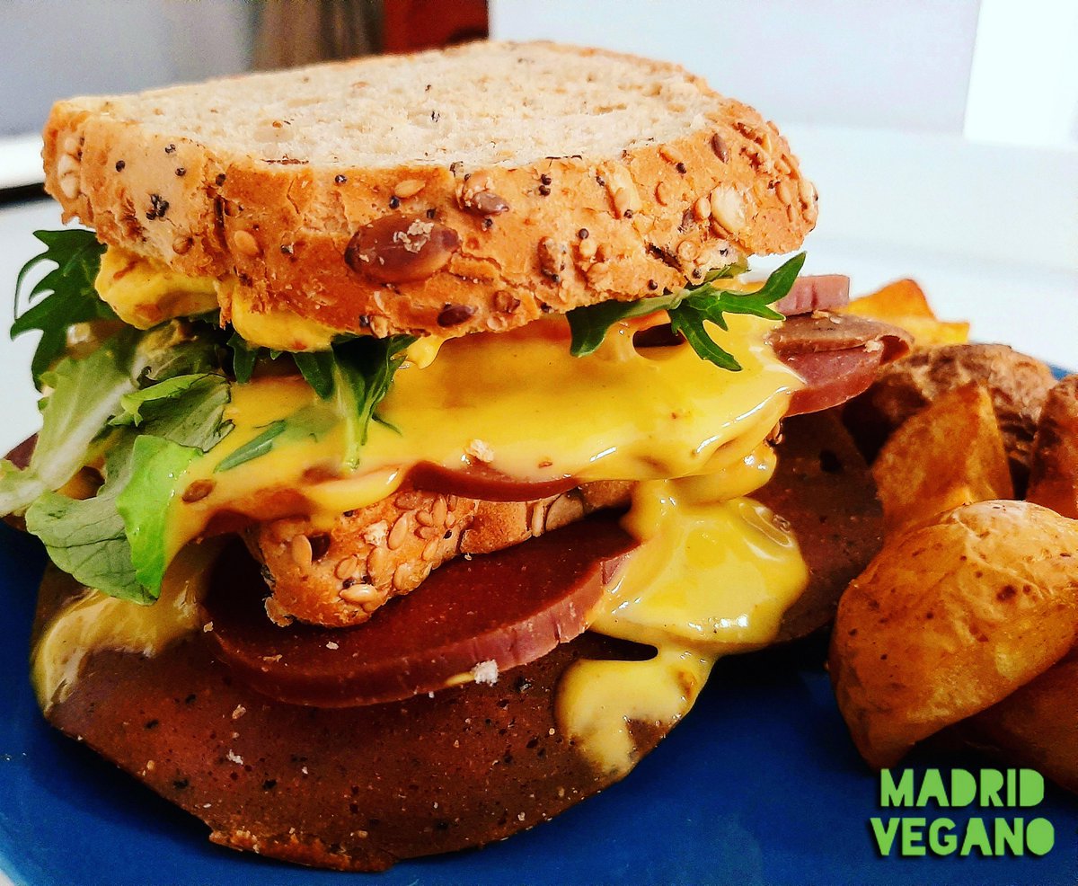 📢 Comenzando el fin de semana con este rico sándwich de <a href="/DistritoVegano/">Distrito Vegano®</a>. En #Lavapiés hay unos negocios veganos estupendos ℹ madridvegano.es/ruta-vegana-la… <a href="/carlotalatia/">latiacarlota</a> <a href="/Tiendavegana/">Planeta Vegano</a> <a href="/VivaChapataMad/">Viva Chapata Restaurante</a> #AlpargataVegana #Madrid #Vegan Si os gustan nuestros contenidos, podéis dar 💚 o RT.