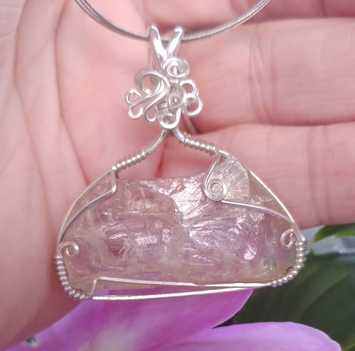 crystalmoon1ba's tweet photo. Ends 10/05:
For Sale / Best Offer - #Hiddenite #SterlingSilver #HandmadeJewelry #Gratitude #Wirewrapped #Chakra #ReikiHealing #HiddenitePendant https://t.co/UKtHSmIMR3
@eBay #Metaphysical: Counteract anxiety; Worthy to receive. Video: https://t.co/KgUsfR8dVG #rawhiddenite
RT https://t.co/UkUZkFQ0ch