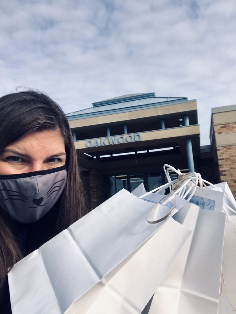 Falconer4WPS's tweet photo. Thank a Teacher Delivery Day! 

Delivering @nothingbundt cakes from the Wayzata Education Fund to all 14 of our @wayzataschools buildings!

I got to drop off baby bundts (aww! Mmm!) to Oakwood and Birchview Elementaries &amp; Early Learning School. 
#WeAreWayzata
#ThankYouTeachers! https://t.co/T1pHsrC1mx