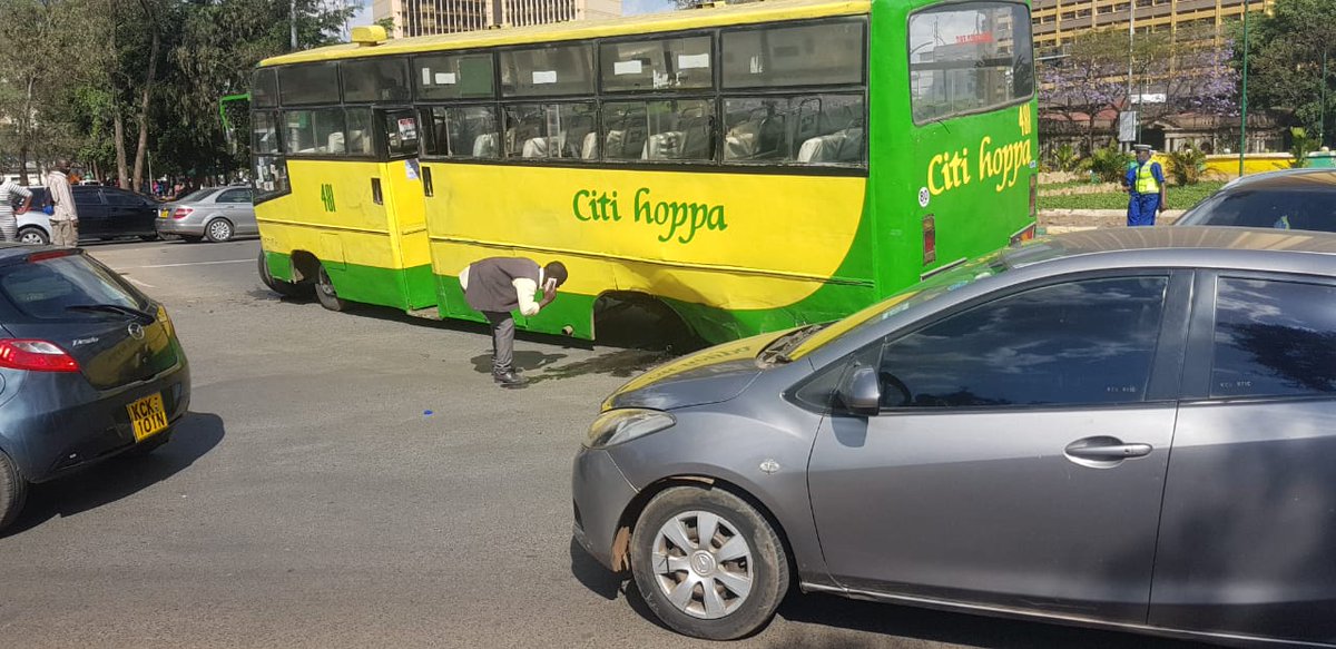 Merrimacksafety's tweet photo. How????RT @olefaith: Ati nini 😅😅RT @KenyanTraffic: Hpa mwenye gari ndio anapigiwa  akiambiwa aikujie ati miguu zimeenda zikaacha gari https://t.co/Dy5QP67igI via @CaptainOchenge
