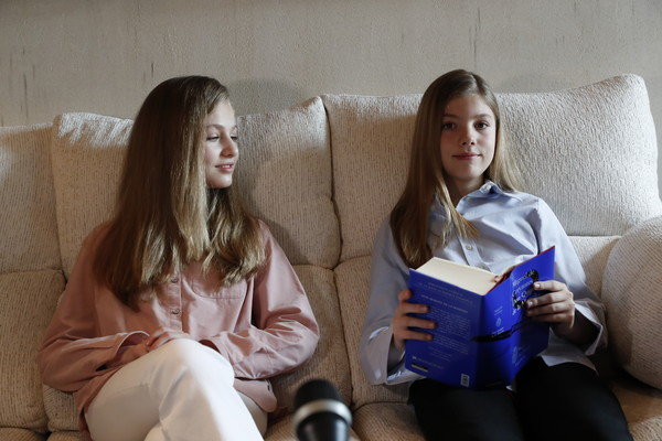 Even these Spanish youngsters aren't afraid to claim a bit of the white couch war. I'd be careful with these two. She could use that book as a weapon.