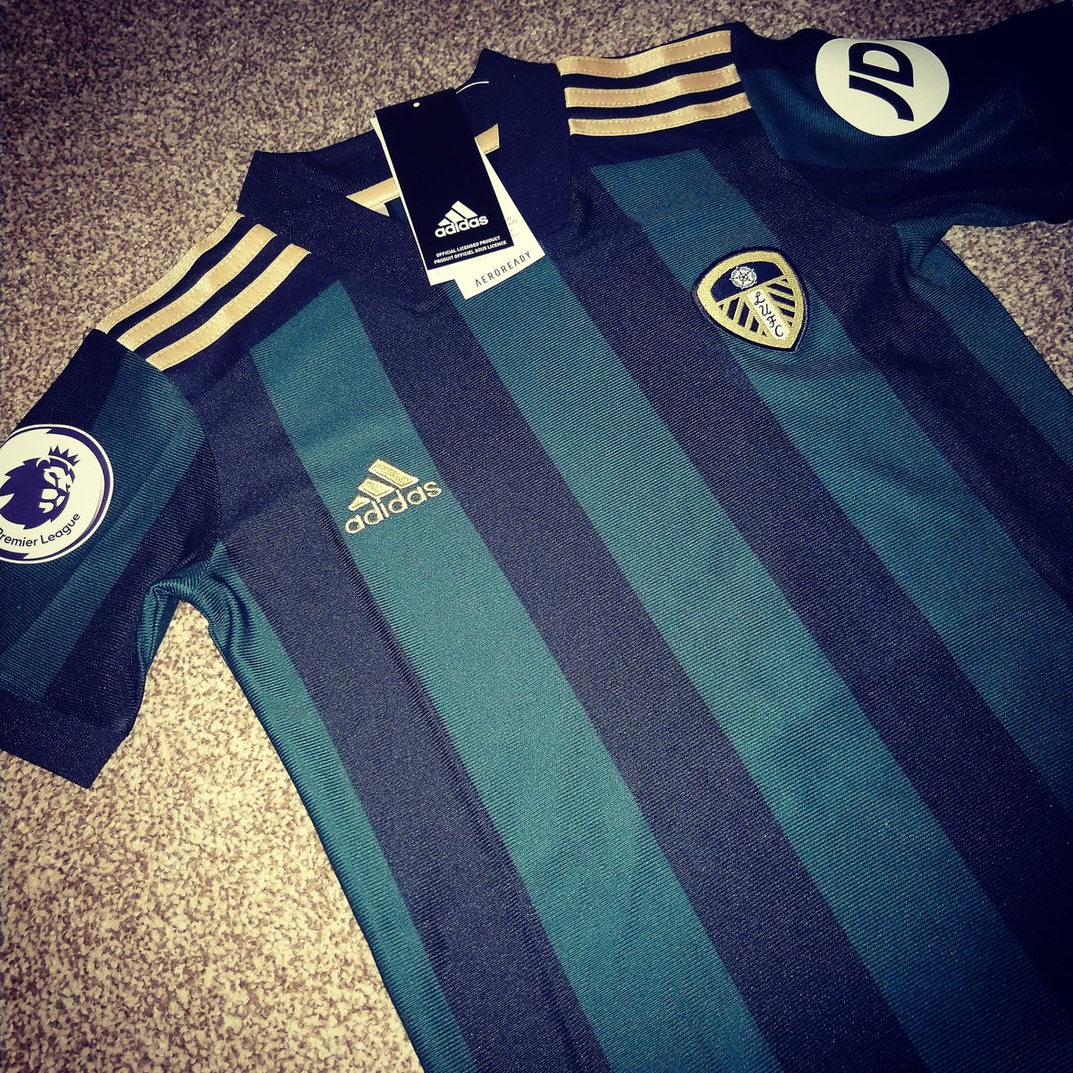 RaLUFC's tweet photo. I have always wanted to be bigger and taller. But I have come to terms with being a tiny human. And I guess there are some advantages, too, like for example being able to get a sponsorless football shirt 🤭 #newshirt #kidssize #LUFC https://t.co/kmmJq85StA