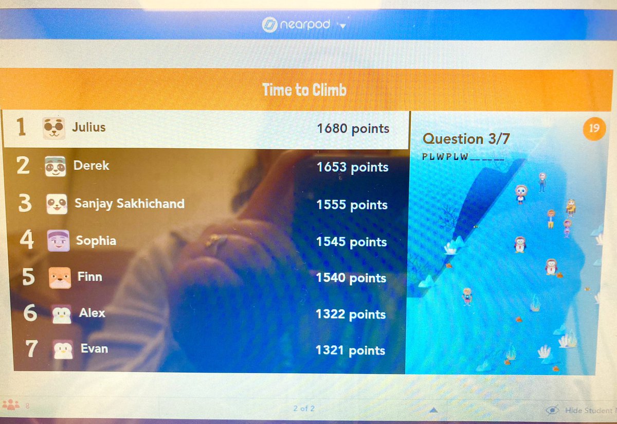Virtual First Grade math learners practicing patterns by playing a Nearpod! #MineolaTogether
