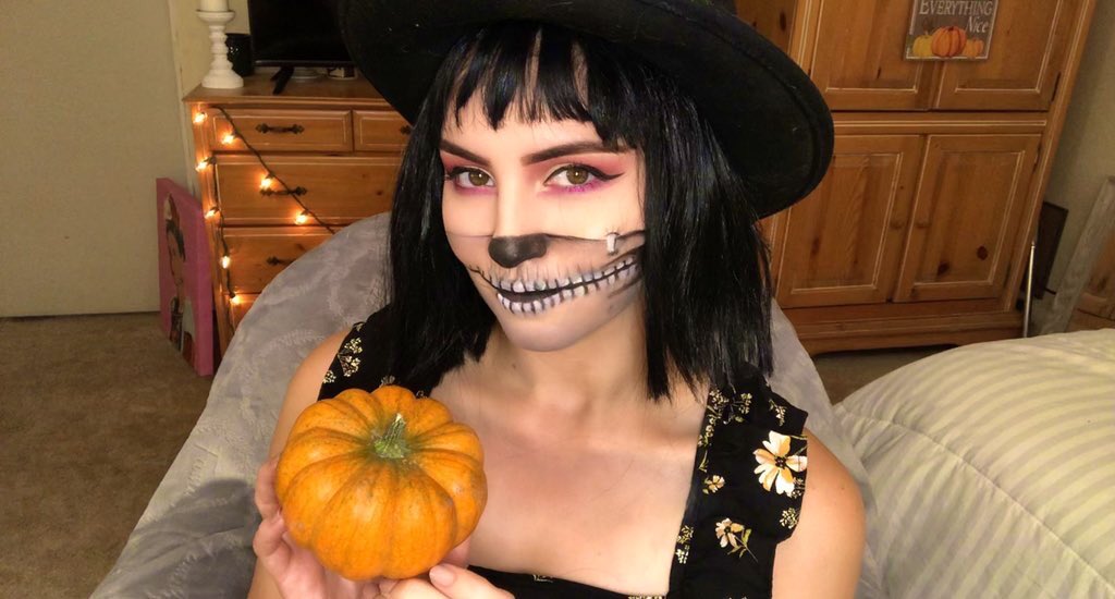 HALLOWEEN FREAKS 💀🔥 Today, a NEW video goes up in the spirit of Halloween 🎃 where I get to bring you one hell-of-a delicious, pumpkin-filled breakfast, and play dress up for you 💚🌱 link here to subscribe, my Ghouls -> youtube.com/user/CallieKal… #vegan #Halloween2020