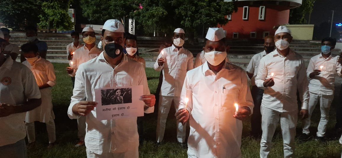 zeerajasthan_'s tweet photo. #Jaipur- यूपी हाथरस दुष्कर्म मामला

राजस्थान कांग्रेस सेवा दल ने शहीद स्मारक पर निकाला कैंडल मार्च, सेवादल के मुख्य संगठक हेमसिंह के नेतृत्व में सेवा दल ने की केंद्र सरकार से मांग, यूपी के CM योगी आदित्यनाथ से इस्तीफे की मांग

@pareek12sushant @ashokgehlot51 @GovindDotasra https://t.co/ikQ2EDkHX7