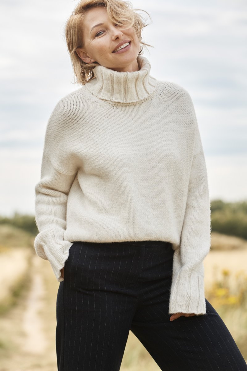 nextofficial's tweet photo. 'We've revisited the chunky knit again this year in a lovely cream and a dark navy but we've made it shorter so it's tuckable!' @EmmaWillis https://t.co/Bnb1FwubBP