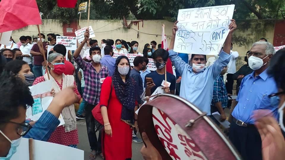 kanhaiyakumar's tweet photo. आज दिल्ली में जन्तर-मन्तर पर तमाम सामाजिक-राजनीतिक संगठनों से जुड़े लोगों ने बलात्कार की शिकार देश की बेटियों के लिए न्याय की माँग करते हुए अपनी आवाज़ बुलन्द की। सत्ता के अहंकार को जनता अपनी एकजुटता से ही पराजित कर सकती है। 
लड़ेंगे जीतेंगे!! https://t.co/GPedr91GfI