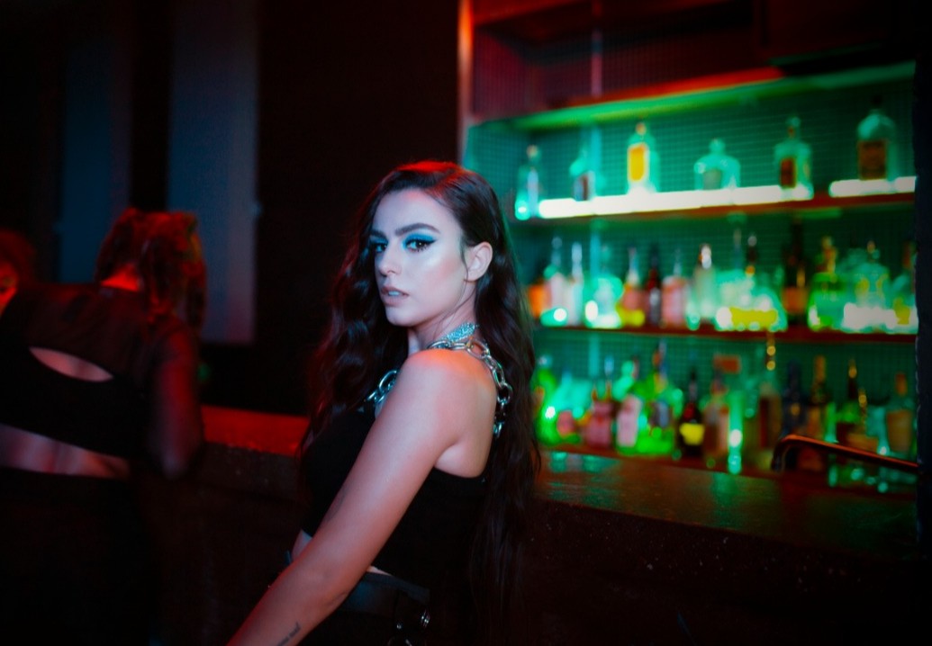 UniversalMPeru's tweet photo. ¿Trago? ¿Dónde? 😜 En #LoMásNuevo de @CherLloyd ¡Que se sienta que hoy es viernes! 🍸 Ya está disponible #OneDrinkAway aquí ➡️ https://t.co/WCHG0t6nN0 🎉💥🎶 ¡Y a beber! 🙌 https://t.co/7in0amvKZa