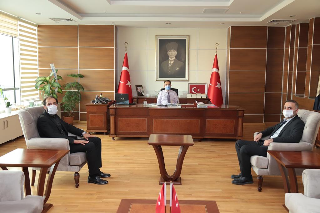 Bizi Makamında kabul ederek onurlandıran Çankırı Valisi ve eski Göç İdaresi Genel Müdürü Sayın <a href="/AbdullahAyaz78/">Abdullah Ayaz</a>'a hayırlı olsun ziyaretinde bulunduk Sayın Valimize hizmetlerinden ötürü teşekkür eder yeni görevinde başarılar dilerim.