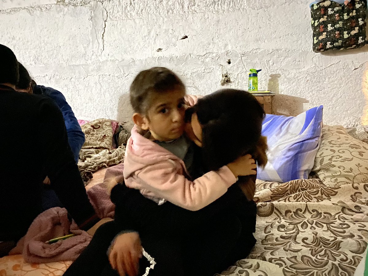 PabVis's tweet photo. Refugio anti bombardeó en el centro de #Stepanakert ahora mismo. Así pasan la noche de hoy los habitantes de la ciudad. Estamos bajo fuego de artillería. https://t.co/Os7I22oIhG